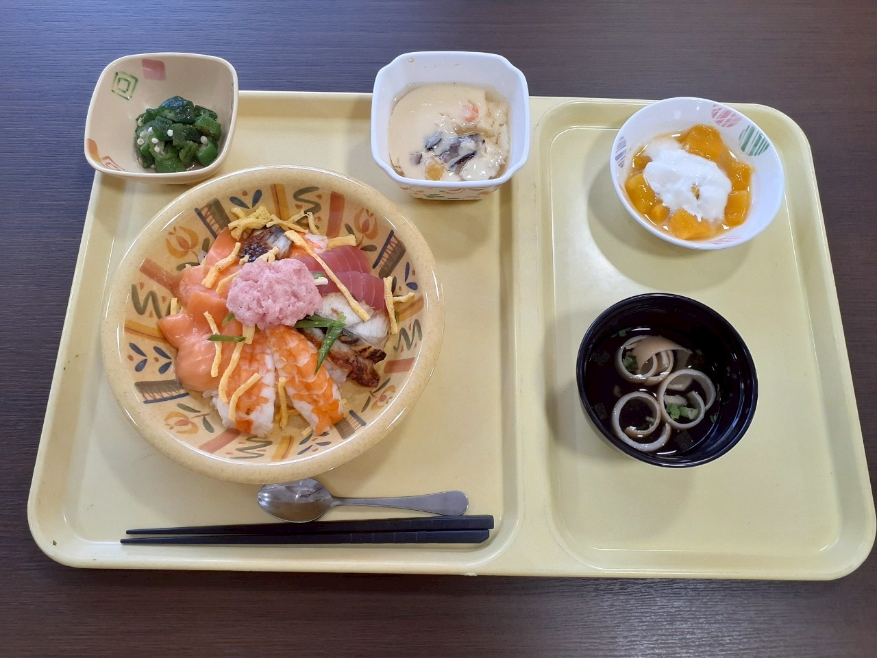 豪華な散らし寿司食べました! | おしらせ | 社会福祉法人フェニックス